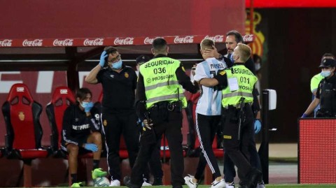 疫线突围的追星奇遇：铁杆球迷空场闯诺坎普，只为与梅西同框