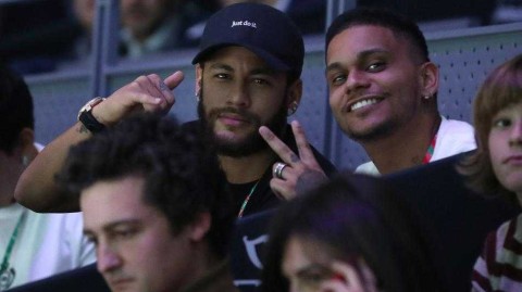 当足球精灵遇见网球之王：内马尔空降马德里为纳达尔戴杯助阵