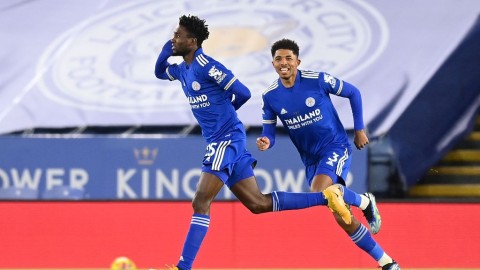 蓝狐狂飙登顶！莱斯特城主场2-0完胜切尔西，罗杰斯终破宿命