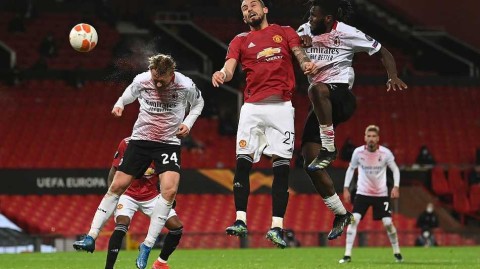 梦剧场雨夜绝平：曼联憾平AC米兰，克亚尔补时头球救主