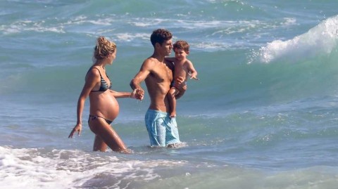 法齐奥家庭海滩温情时光：铁卫的柔情与碧海蓝天