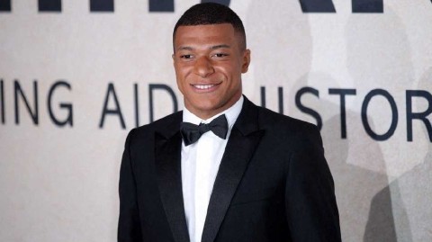 姆巴佩戛纳慈善晚宴尽展笑颜