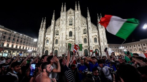 蓝衣军团挺进伦敦 米兰夜空被狂欢染成蔚蓝色