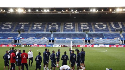 法国队备战世预赛气氛微妙 姆巴佩轻松惬意格子神色凝重