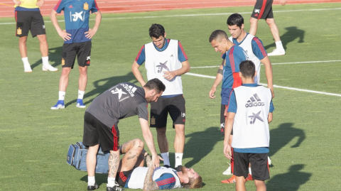 西班牙队训练突发意外 拉莫斯激烈对抗后痛苦倒地