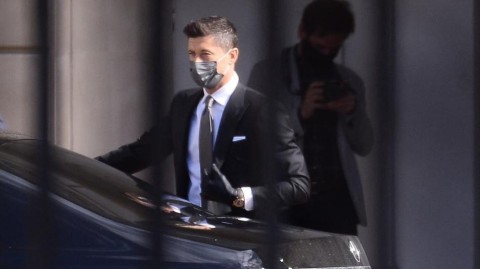 荣归故里：莱万多夫斯基在华沙总统府获颁波兰复兴勋章