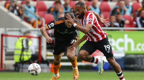 英超激战：蜜蜂军团主场五球狂飙击溃白玫瑰