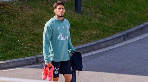 深陷降级泥潭仍不放弃，蓝白军团鲁尔区冷雨中的最后一搏