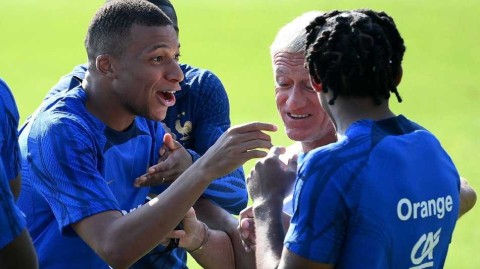 备战欧预赛的克莱枫丹时光 姆巴佩与德尚展现团队轻松氛围