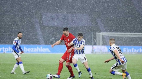 大雪纷飞中的关键胜利：拜仁客场一球小胜柏林赫塔