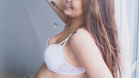 埃弗顿球星娇妻孕期写真：母爱光辉与性感魅力的完美交织