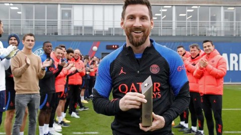 王者归来巴黎圣日耳曼列队致敬世界杯冠军梅西