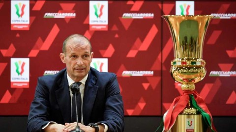 尤文图斯赛前发布会阿莱格里无畏触碰冠军奖杯