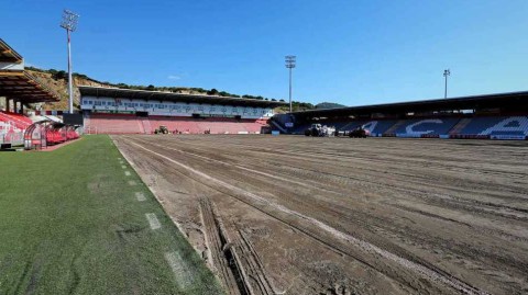 法乙阿雅克肖主场焕然一新 新草坪静待新赛季战火重燃