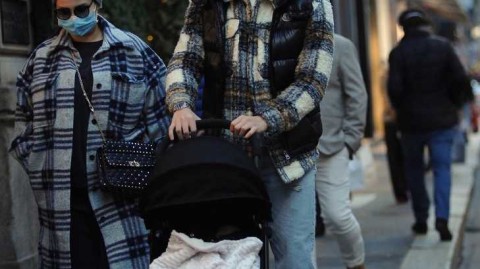 恰尔汗奥卢伤停期间享受天伦之乐 与妻儿米兰街头温馨漫步