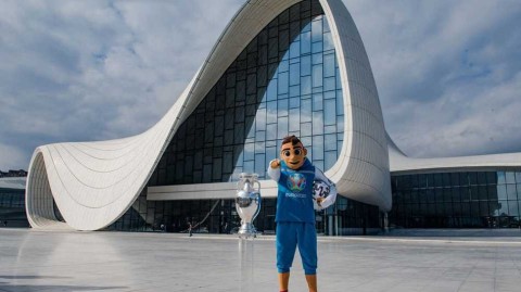 德劳内杯闪耀里海之珠：欧洲杯冠军奖杯亮相巴库