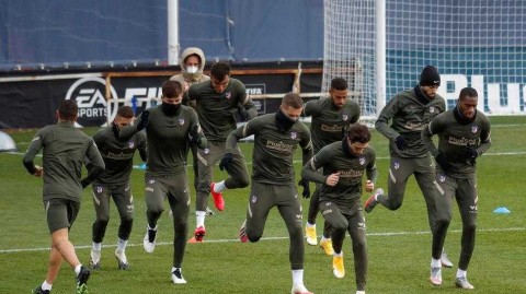 大雪中的红白战袍：马德里竞技欧冠生死战前最后一练