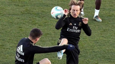 皇马众将备战西甲 魔笛抢眼新发型成训练场焦点