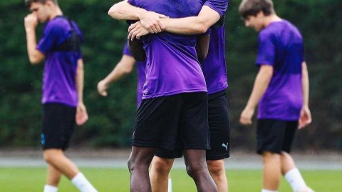 绿茵兄弟情：曼城季前备战中的铁汉柔情时刻