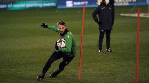 科尔多瓦的蓝白脉搏：皇家社会决战前夕