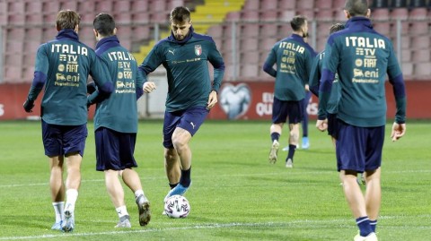 蓝衣军团泽尼察最后冲刺，曼奇尼欲用完美风暴验新人