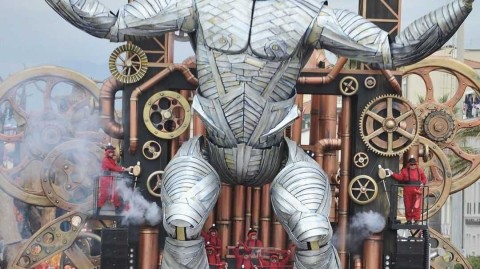 意大利狂欢节的钢铁巨人：C罗纸塑机器人震撼登场，魔性姿态引爆全场