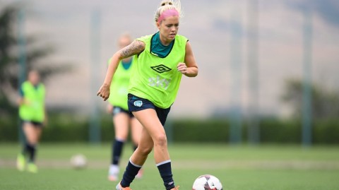 绿茵玫瑰战前备战 为荣耀与梦想而战