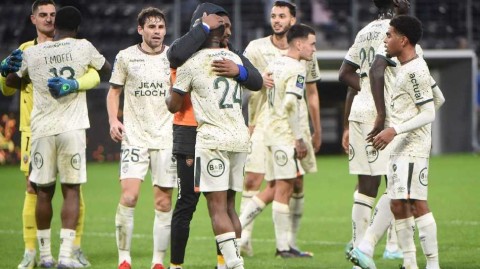 昂热主场逆转洛里昂 法国冬日绿茵激战定格瞬间