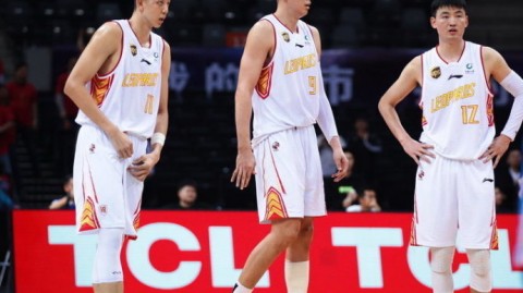 文班伤退引爆崩盘！马刺末节崩盘14分领先遭开拓者逆转，系列赛1-1陷入泥潭