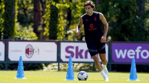 红黑军团夏训火热开启 托纳利为新赛季挥洒汗水