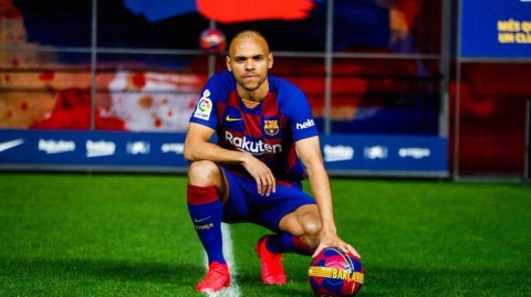 巴萨“规则内抢人”引爆西甲，保级队锋霸的诺坎普奇幻漂流