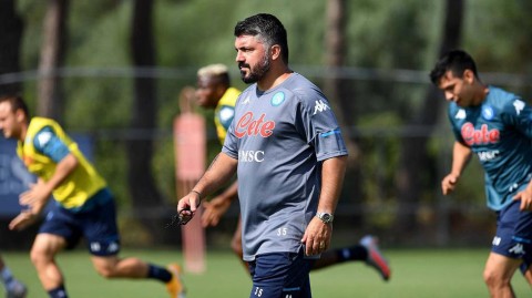 蓝衣军团静待新赛季启航 那不勒斯备战意甲首轮