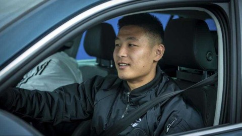 巴萨黄昏的偶遇：武磊训练场外为球迷驻足，温情定格