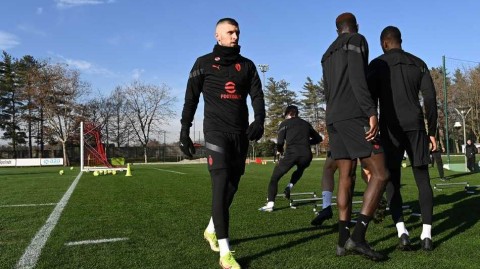 红黑军团备战意甲关键战 训练场上挥洒激情