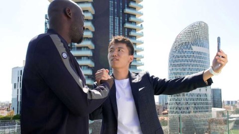 卢卡库荣耀回归国际米兰 与主席张康阳合影展露雄心