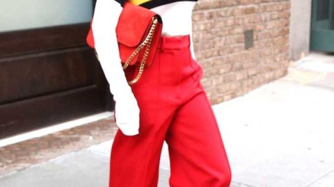 纽约妖风中的烈焰红唇，贝嫂维多利亚用一抹红裙征服街头