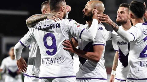 意杯半决赛紫百合客胜两球占先机 升班马黑马之路遇阻