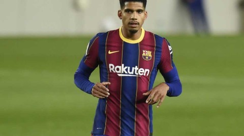 巴萨官方确认后防大将阿劳霍伤情 铁卫股二头肌受伤将休战