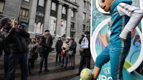 圣彼得堡冬日迎欧锦赛倒计时 吉祥物“斯基尔茨”街头秀球技引市民狂欢