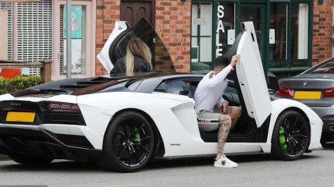 曼城守护神埃德森携佳人驾豪车惊艳曼彻斯特街头