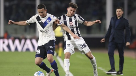 绿茵烽火：解放者杯巅峰对决中的阿根廷内战