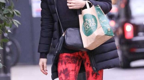 兰帕德妻子街拍风采 克里斯汀紧身红装点亮伦敦深秋