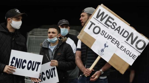 怒火难以平息：热刺球迷街头拉横幅抗议，即便退出欧超联仍高喊老板走人