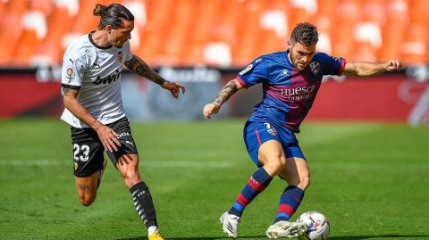 梅斯塔利亚之夜：蝙蝠军团激战升班马，西甲第三轮瓦伦西亚憾平韦斯卡