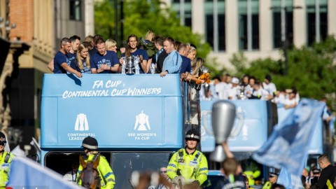 蓝月当空，倾城之喜：曼城夺冠巡游日全记录