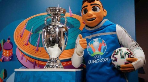 欧洲杯倒计时百日圣彼得堡盛迎德劳内杯 吉祥物“斯基里希”抢镜成主角