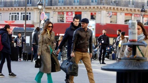 塞纳河畔的优雅絮语：贝克汉姆夫妇二零二零巴黎时尚印象