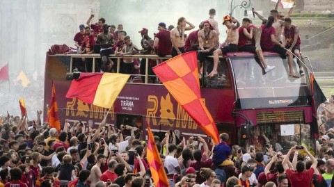 永恒之城见证历史：罗马队欧协联夺冠庆典全记录