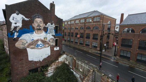 利兹街头惊现巨幅壁画，致敬“白玫瑰”传奇与新篇章