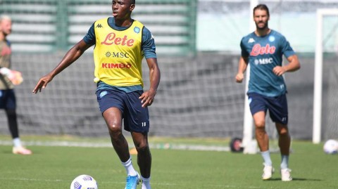 蓝衣军团的脉搏：镜头下的那不勒斯，2020年秋日备战序曲